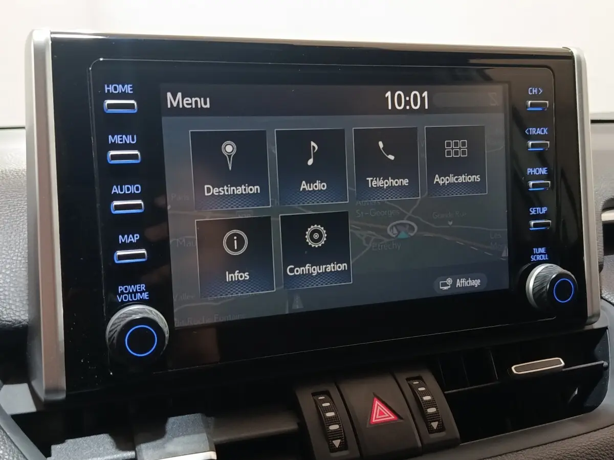Écran tactile central 8 pouces du Toyota RAV4 Hybride 2021 avec menu navigation, audio et téléphone affichés.