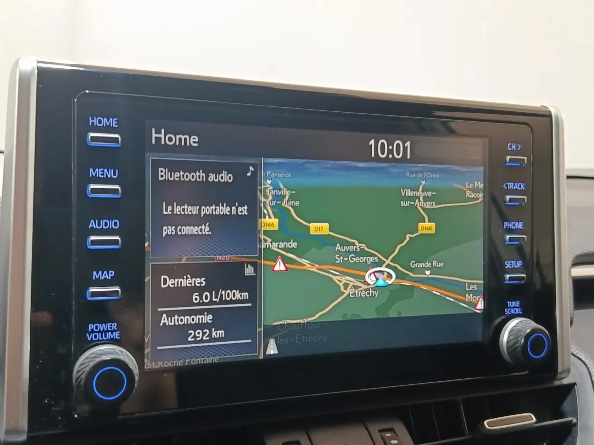 Écran tactile de navigation et multimédia du Toyota RAV4 Hybride 2WD, affichage carte et informations véhicule.