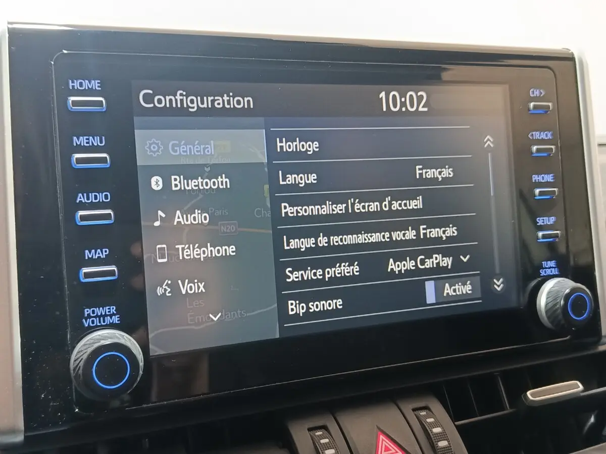 Écran tactile central du Toyota RAV4 hybride 2021 affichant le menu de configuration en français.