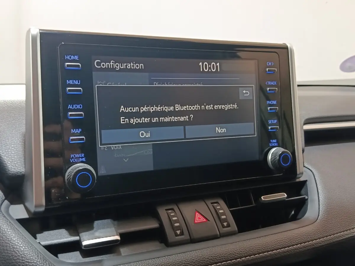 Écran tactile central du tableau de bord du Toyota RAV4 hybride 2021 affichant un message Bluetooth.