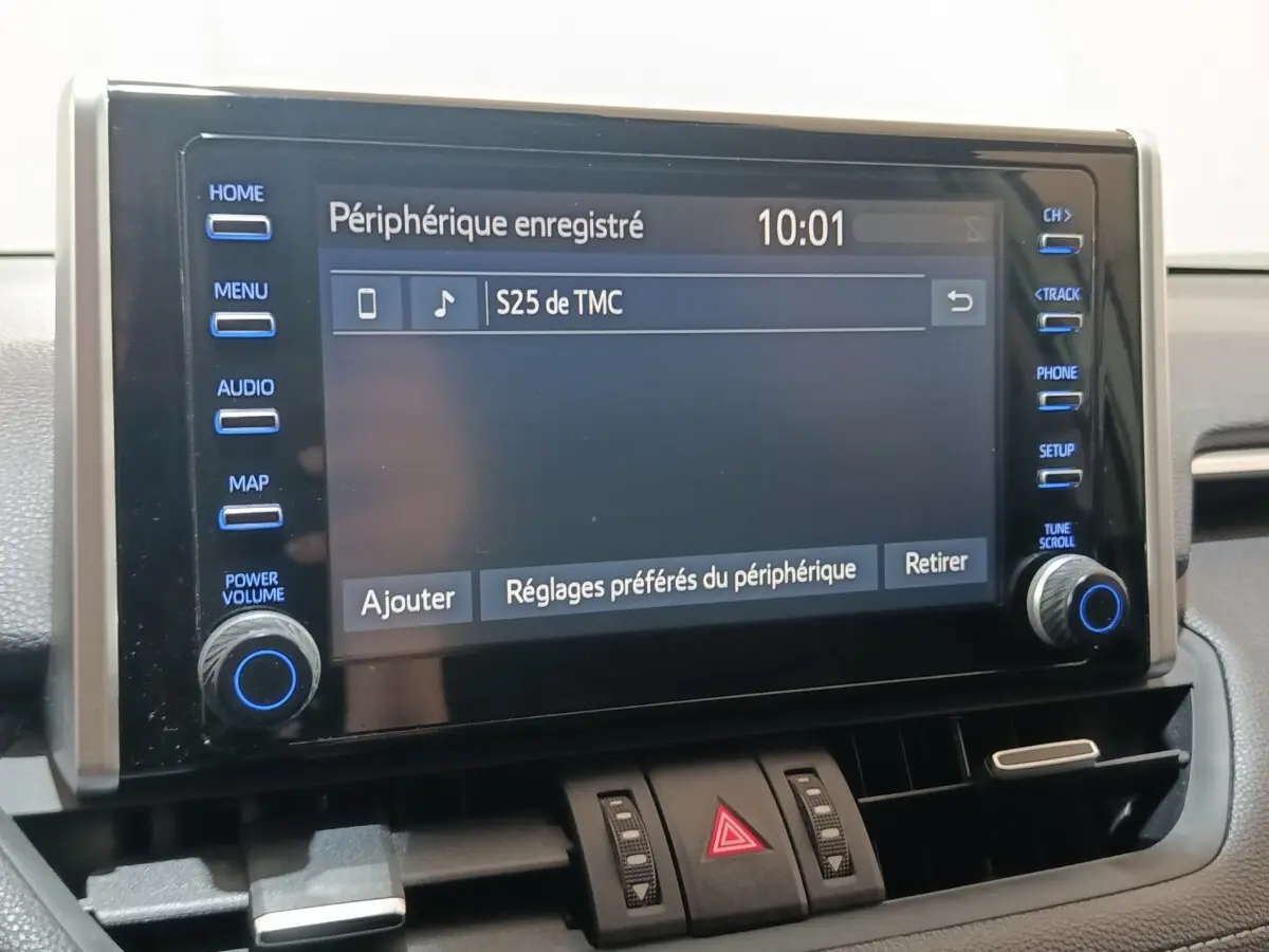 Écran tactile central du Toyota RAV4 Hybride 2021 affichant les réglages Bluetooth, entouré de boutons de commande.