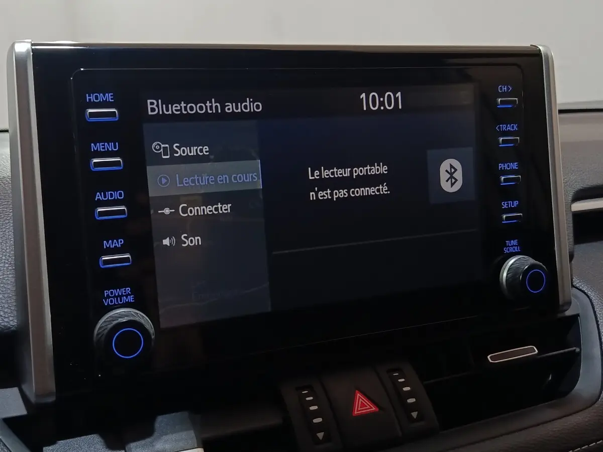 Écran tactile central du Toyota RAV4 Hybride 2021 affichant le menu Bluetooth, vue rapprochée intérieure.