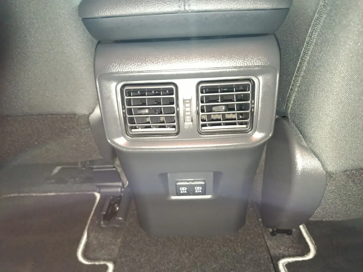 Vue rapprochée des aérateurs arrière et ports USB doubles du Toyota RAV4 Hybride 2WD 2021, intérieur noir.