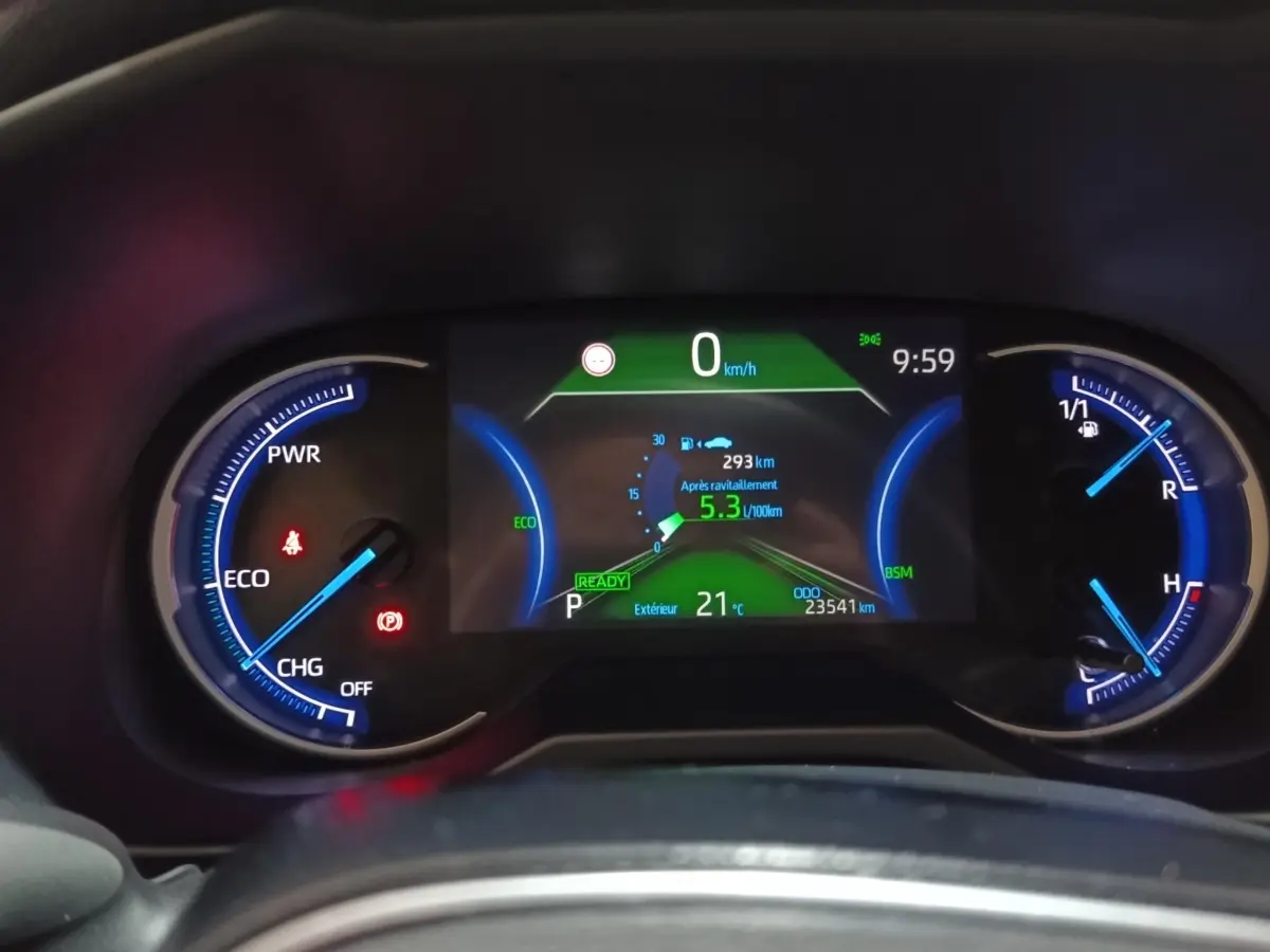 Tableau de bord numérique du Toyota RAV4 hybride 2021, affichage consommation et température extérieure à 21°C.