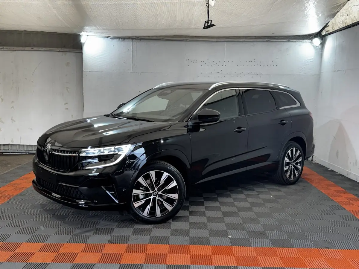 Renault Espace Techno 7PL E-Tech hybride noir, vue 3/4 avant droit avec rails de toit chromés et jantes stylées.