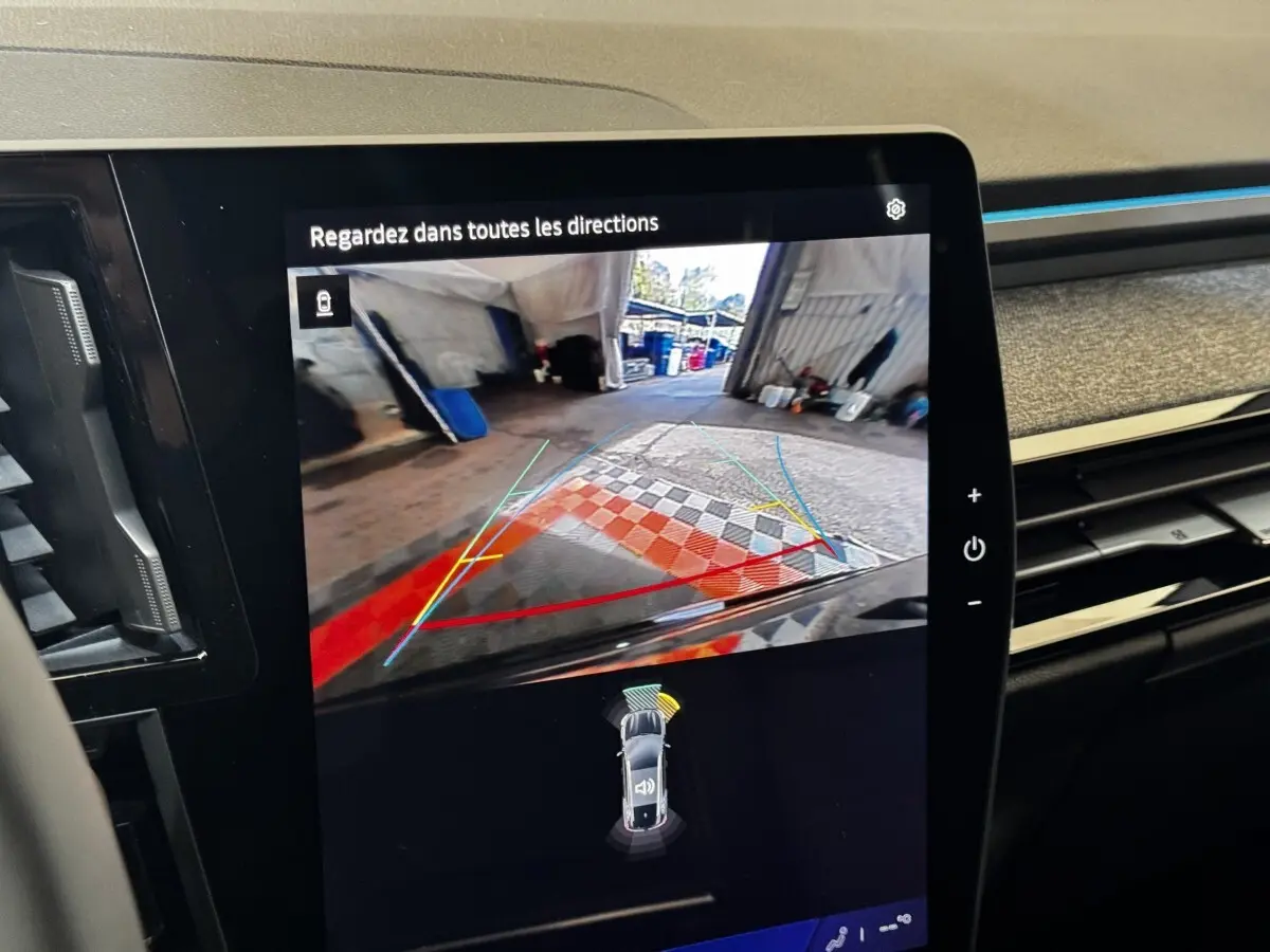 Écran tactile intérieur montrant la caméra de recul avec vue arrière et aides au stationnement du Renault Espace noir.