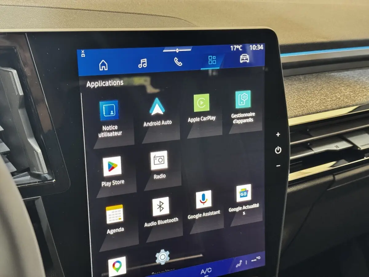 Écran tactile central affichant les applications multimédia dans l’habitacle du Renault Espace noir, vue rapprochée.
