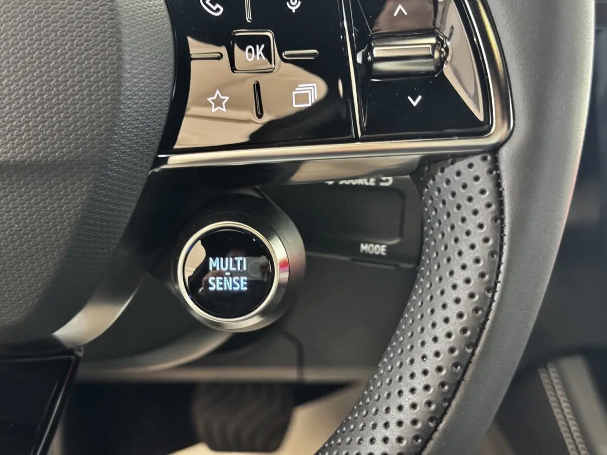 Gros plan sur le bouton Multi-Sense du volant en cuir perforé du Renault Espace noir, version techno 7PL E-Tech 2025.