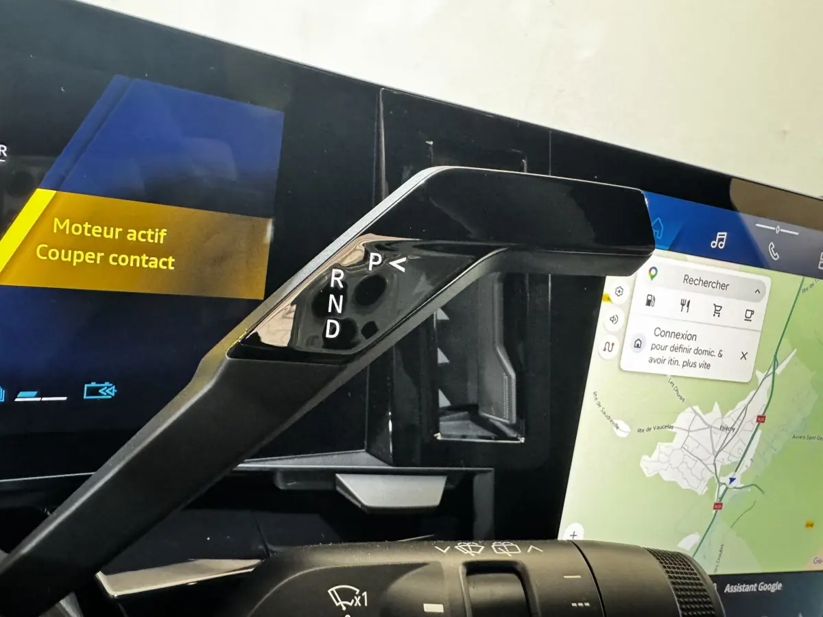 Gros plan sur la commande de boîte automatique noire et l’écran tactile de navigation du tableau de bord du Renault Espace 2025.