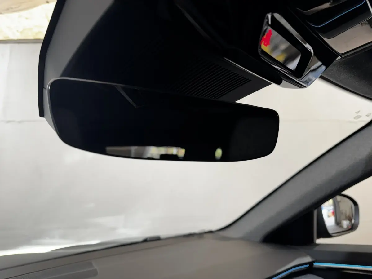 Vue intérieure du rétroviseur central et du pare-brise du Renault Espace noir, version techno 7PL E-Tech hybride.