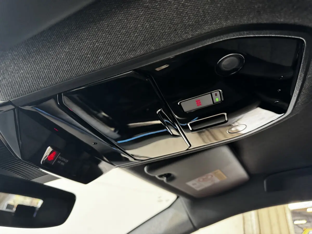 Vue intérieure du plafonnier noir brillant avec bouton SOS et signalisation airbag passager du Renault Espace 2025.