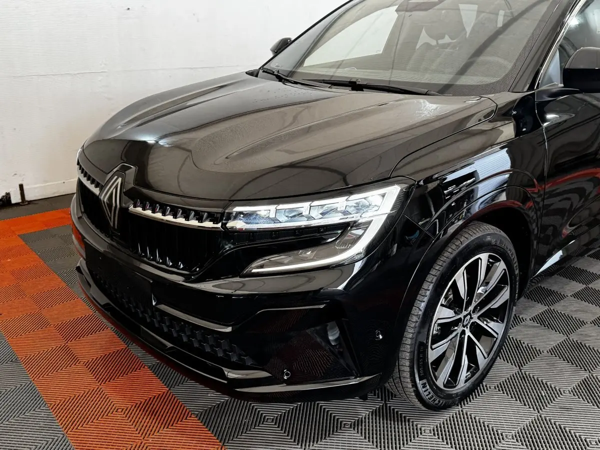 Renault Espace Techno 7PL E-Tech noir, vue 3/4 avant droit, avec phares LED et jantes alliage distinctives.