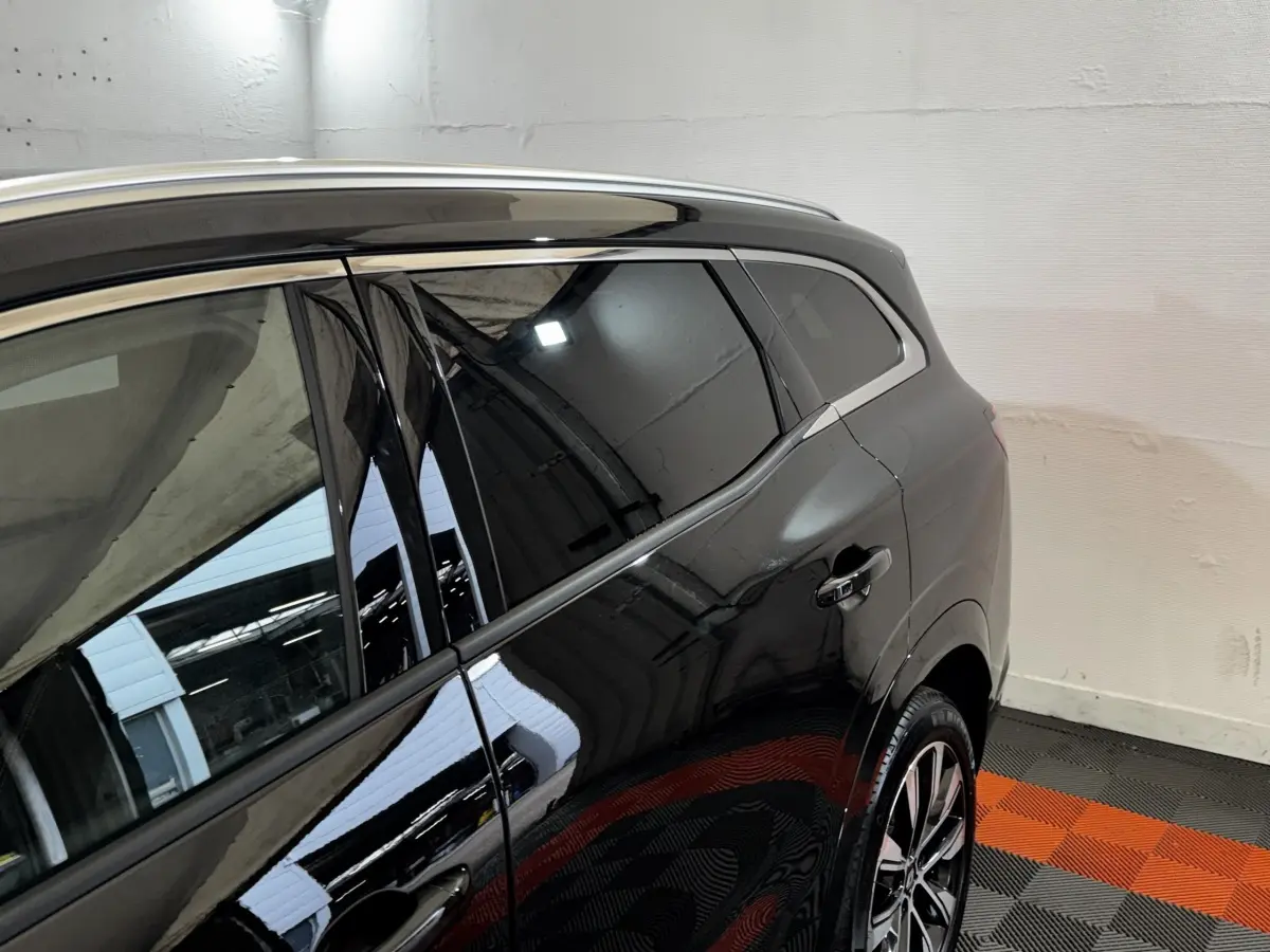 Vue côté droit arrière du Renault Espace noir 2025 avec vitres teintées et jantes alliage visibles.