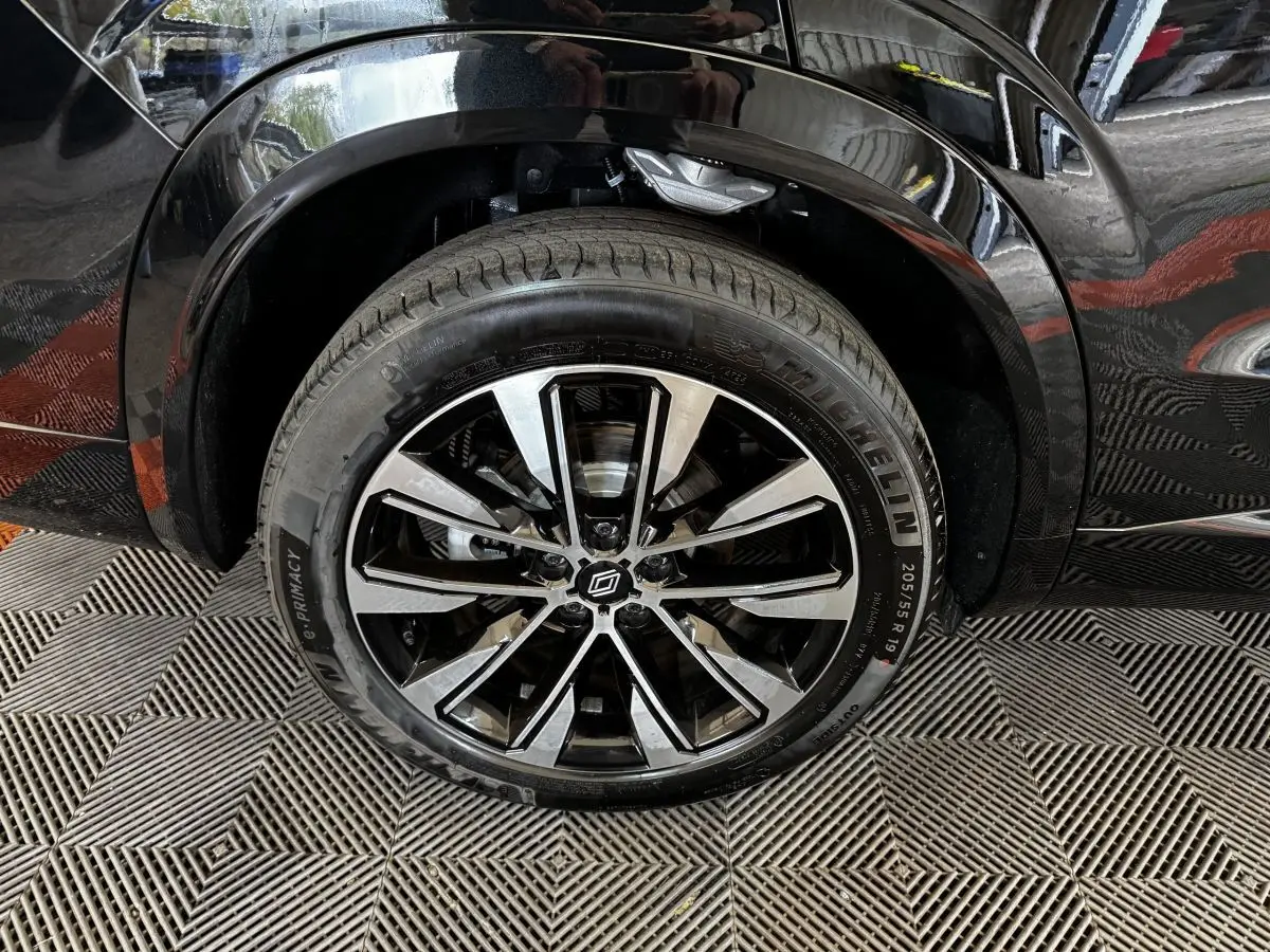 Gros plan sur la roue avant droite du Renault Espace noir 2025, jante alliage bicolore moderne et pneu Michelin.