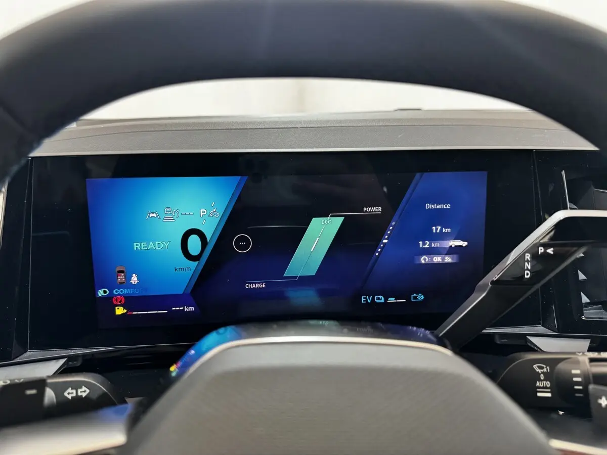 Vue rapprochée du combiné d’instruments numérique du Renault Espace noir 2025, affichage multifonctions en bleu et noir.