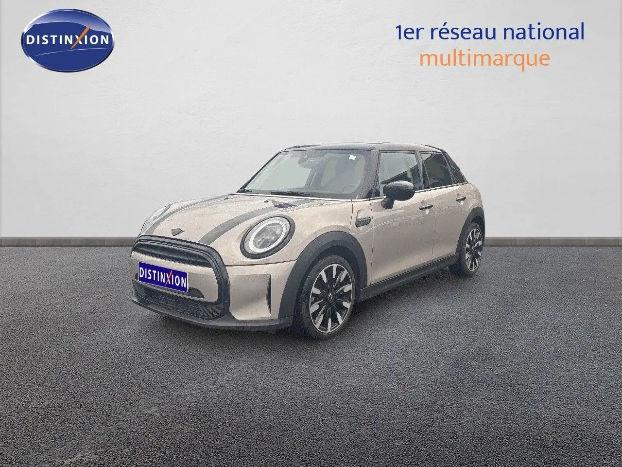 MINI 1.5 136CH Steptronic en rooftop grey metal, vue 3/4 avant droit avec toit noir et jantes bi-ton.