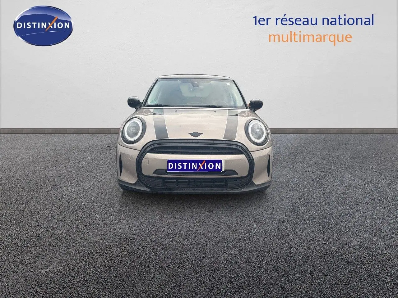 Vue frontale d'une MINI 1.5 136CH Rooftop Grey Metal avec bandes noires sur le capot et phares ronds LED.