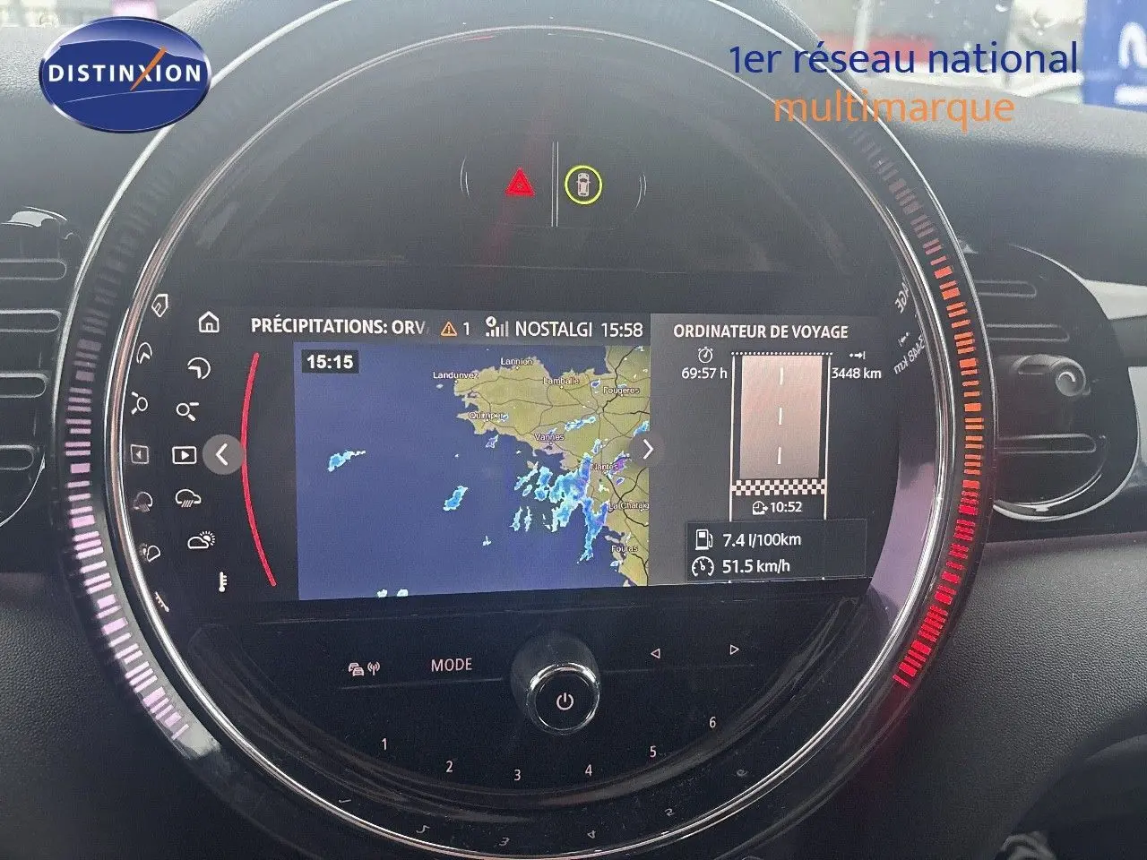 Tableau de bord numérique de MINI 1.5 136CH en rooftop grey, affichant navigation et informations de conduite.