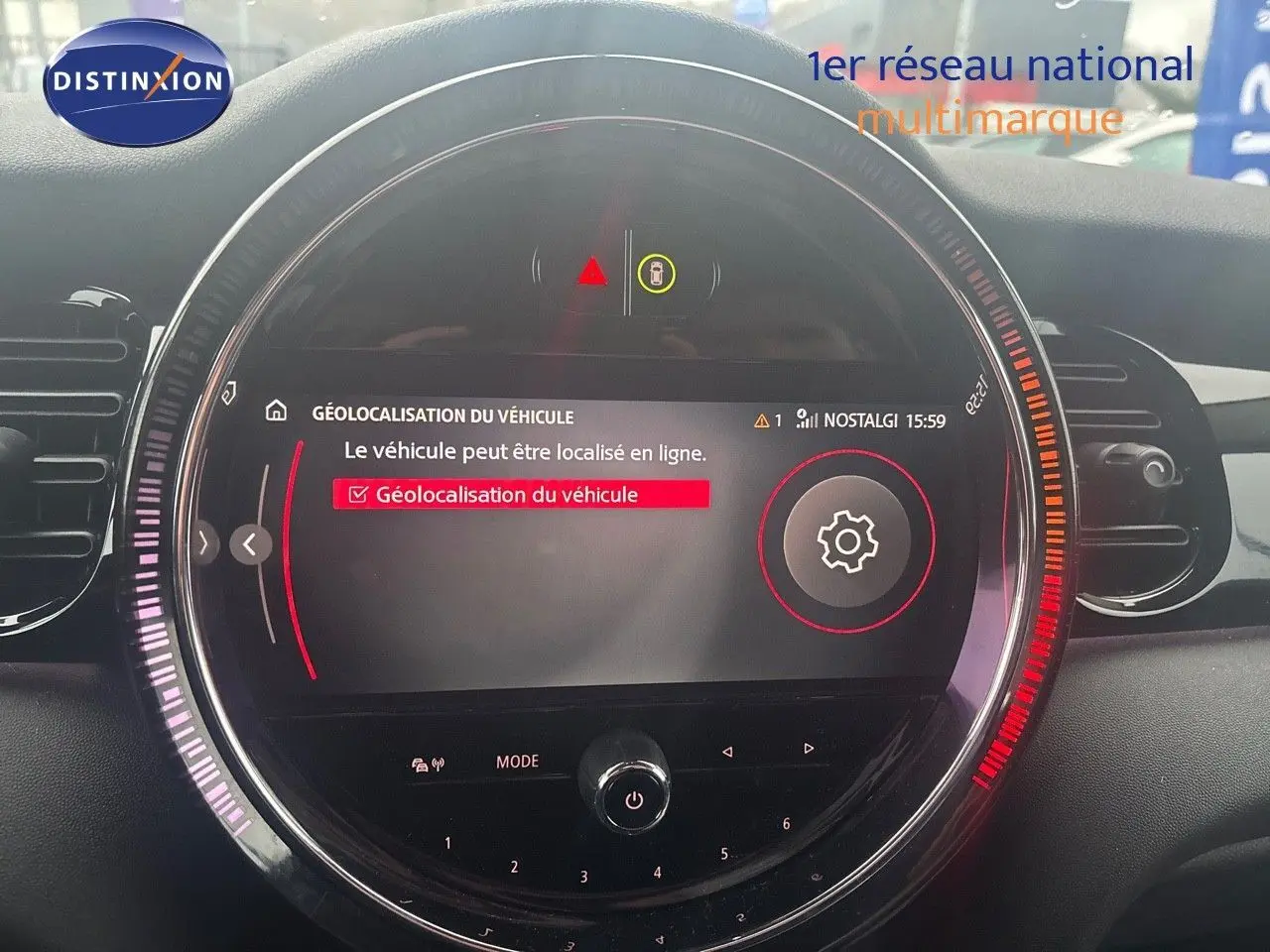 Affichage central circulaire du système multimédia d'une MINI 2023 Rooftop Grey, avec menu géolocalisation en surbrillance rouge.