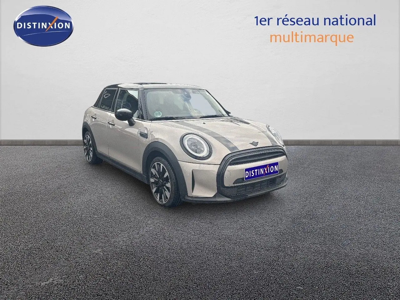 MINI 1.5 136CH grise rooftop vue 3/4 avant droit avec toit noir et jantes biton 17 pouces.