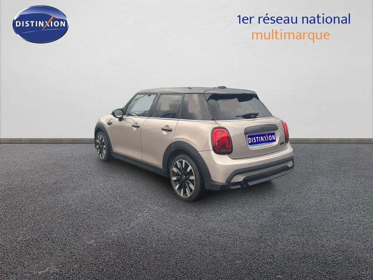 MINI 1.5 136CH en rooftop grey metal vue 3/4 arrière droit avec toit noir et jantes bi-ton 17 pouces.