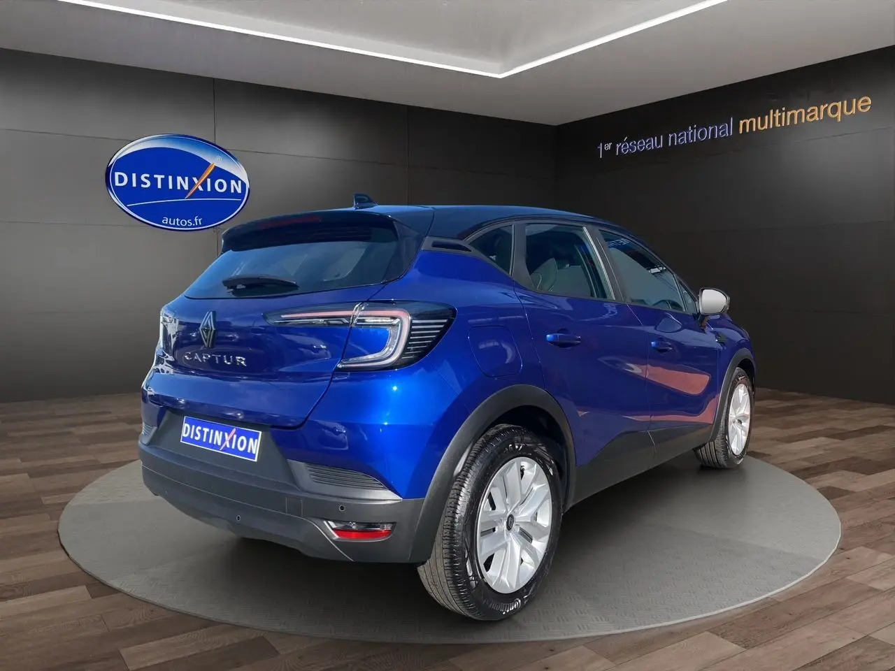 Vue 3/4 arrière droite du Renault Captur TCE 90 Evolution 2024 en bleu Iron avec toit noir et caméra intégrée.
