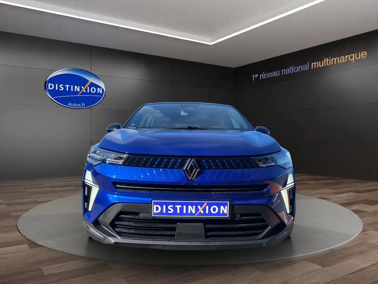 Vue frontale du Renault Captur TCE 90 Evolution 2024 en bleu Iron avec toit noir et caméra intégrée.