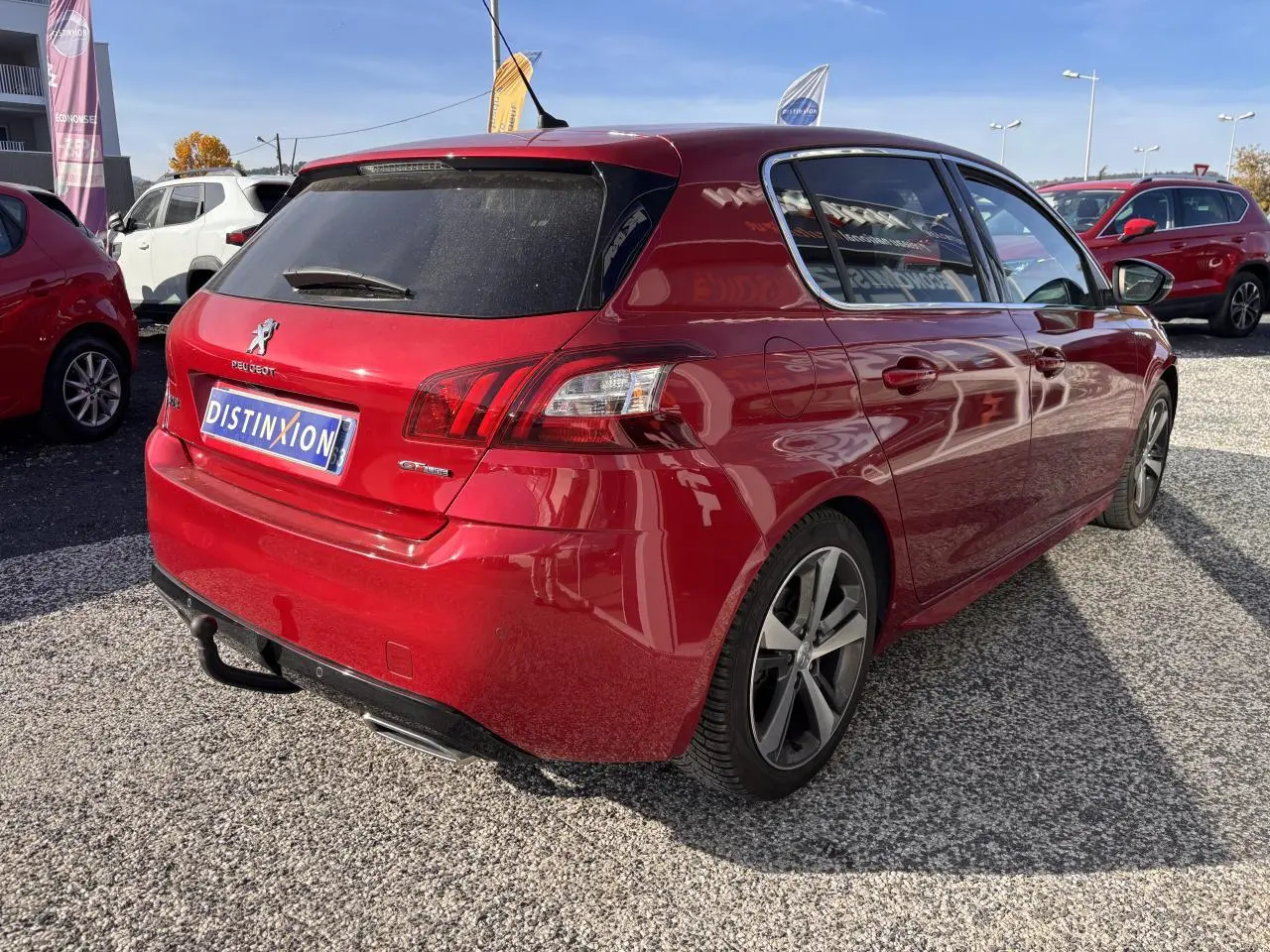 PEUGEOT 308 GT Line rouge foncé vue 3/4 arrière droit avec jantes diamantées et toit panoramique