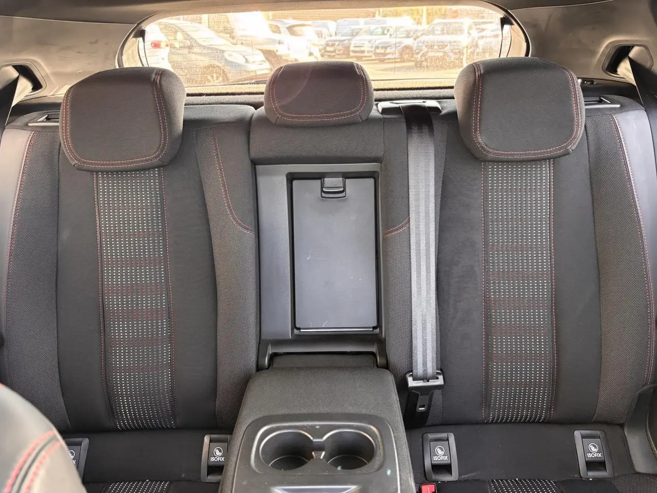 Banquette arrière noire avec surpiqûres rouges et accoudoir central relevé de la Peugeot 308 GT Line 2016.
