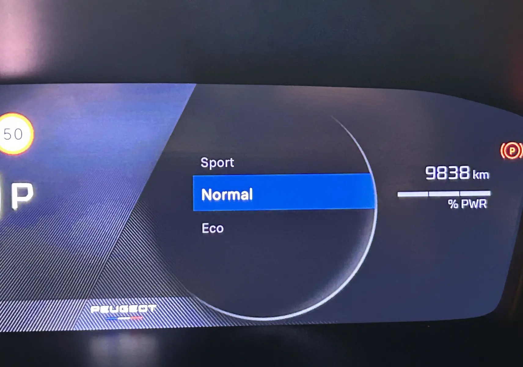 Affichage numérique du tableau de bord du Peugeot 2008 Allure Hybrid 145, mode de conduite Normal sélectionné.