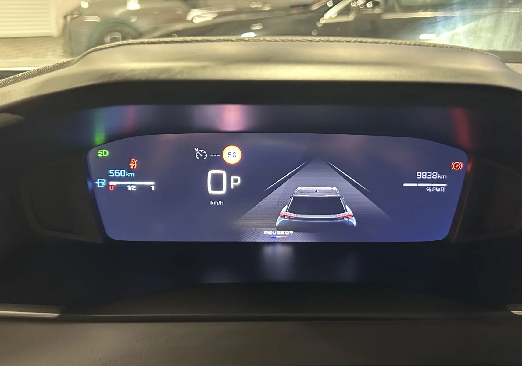 Tableau de bord numérique du Peugeot 2008 Allure Hybrid 145, affichant vitesse, autonomie et assistance à la conduite.