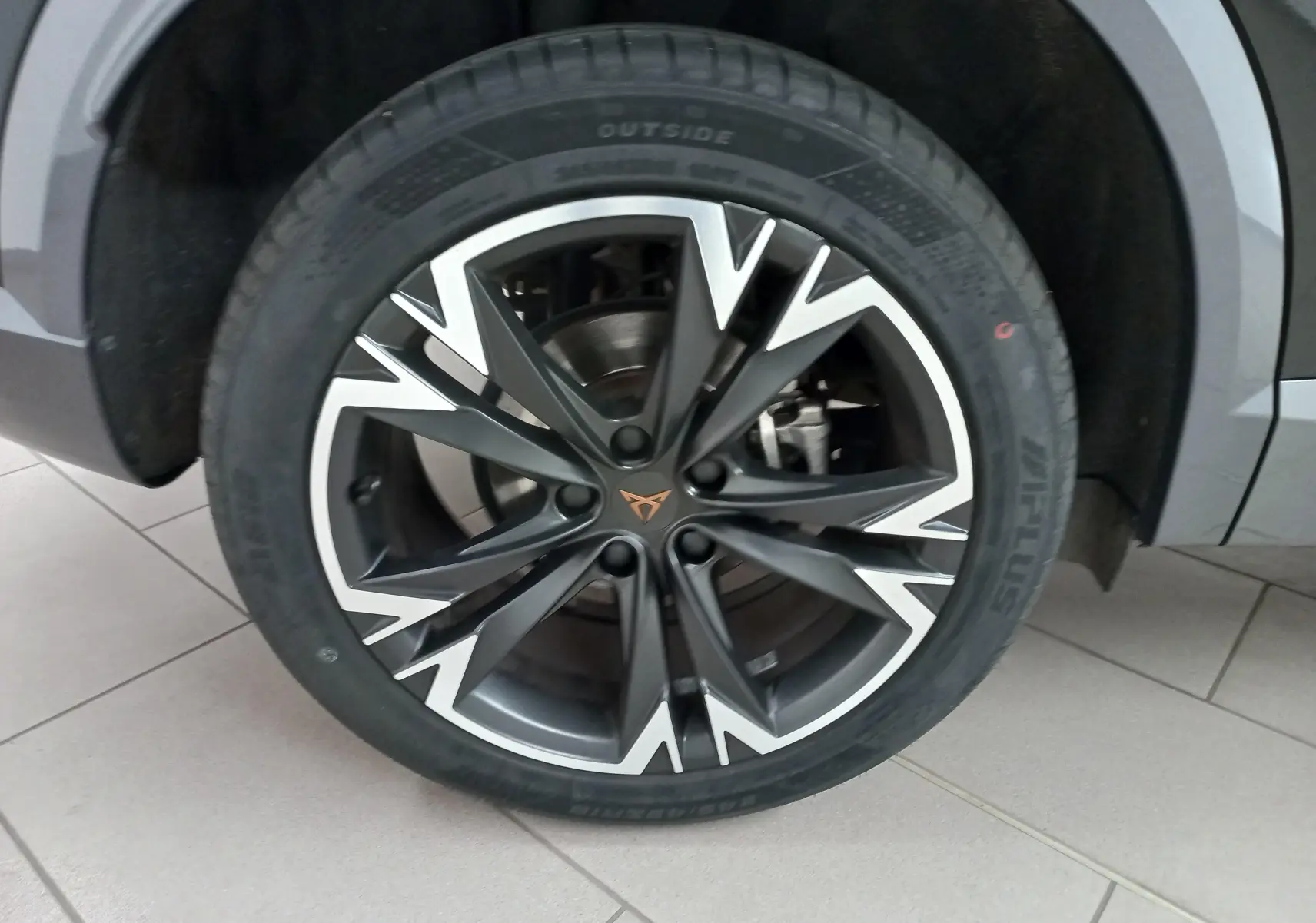 Gros plan sur la jante en alliage 18'' Performance Black du CUPRA Formentor 2023 en peinture Noir Minuit.