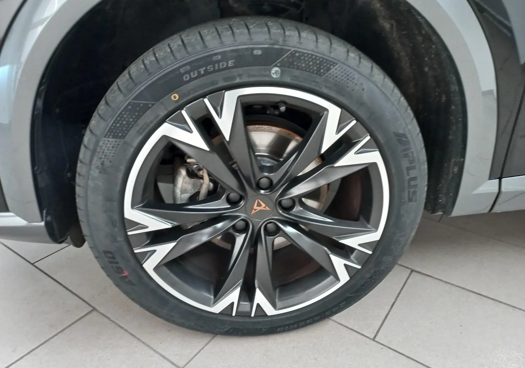 Gros plan sur la jante alliage 18'' Performance Black du CUPRA Formentor noir minuit, mettant en valeur son design dynamique.