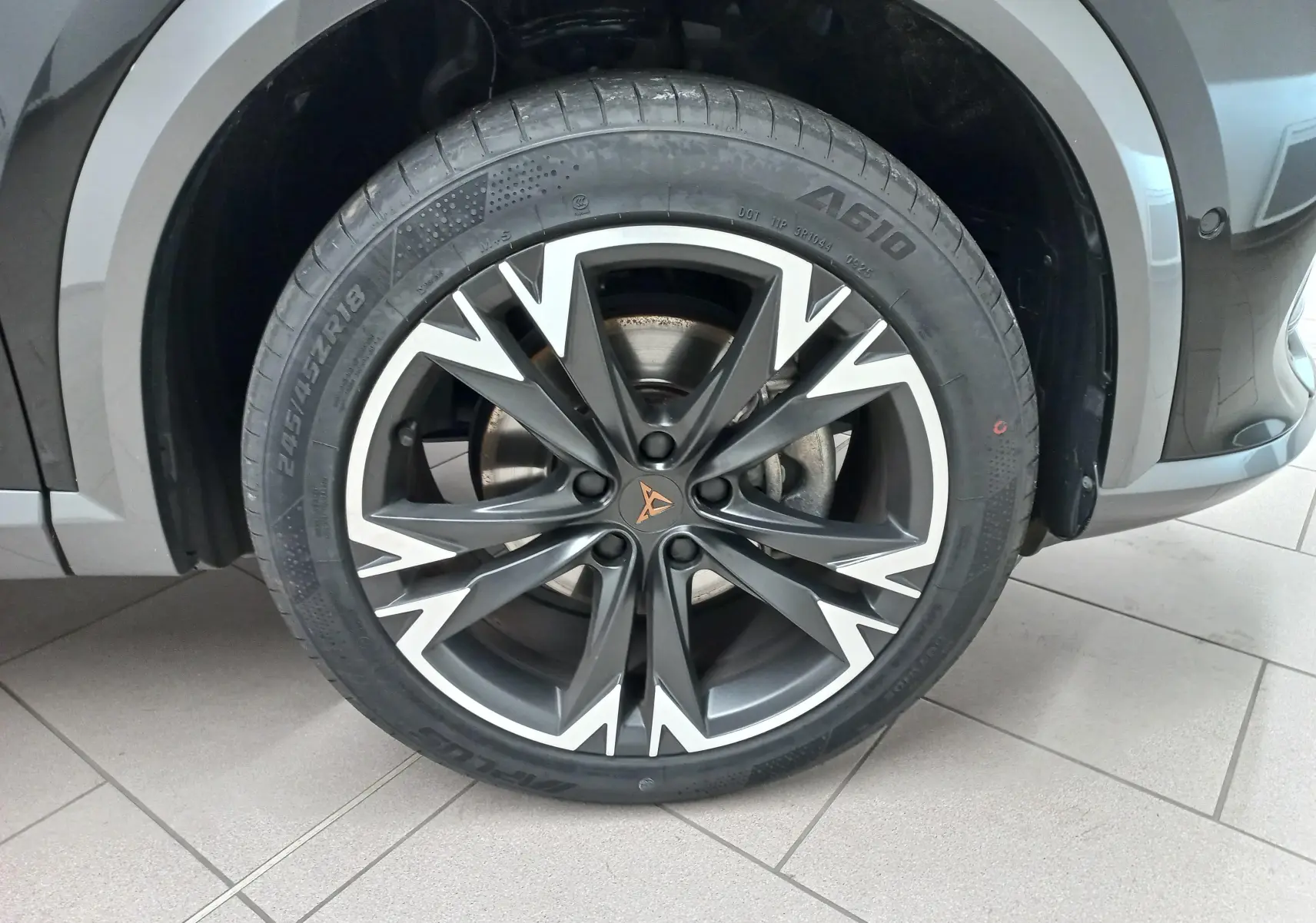 Gros plan sur la jante avant droite 18'' Performance Black du CUPRA Formentor Noir Minuit 2023.