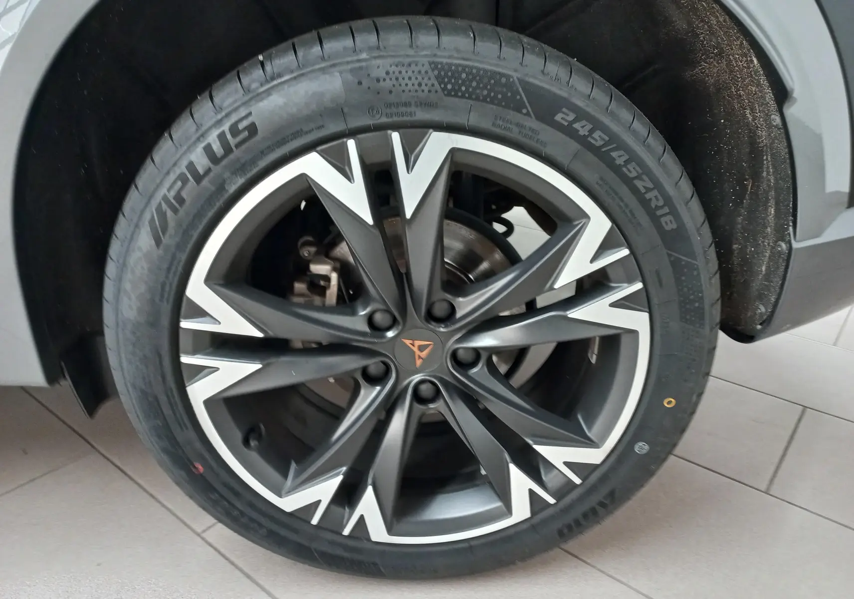 Gros plan sur la jante alliage 18'' Performance Black du CUPRA Formentor 2023, finition Noir Minuit.