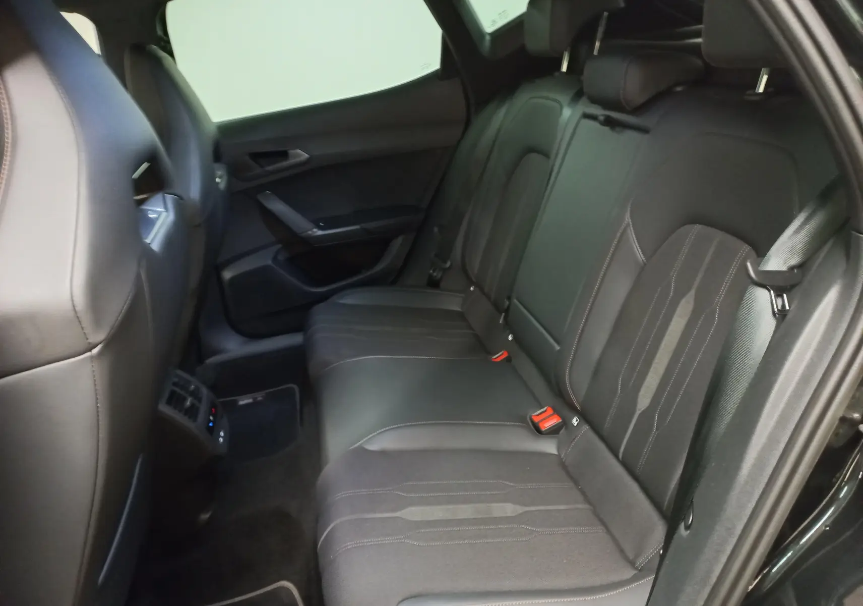 Vue intérieure côté droit des sièges arrière en cuir noir avec surpiqûres contrastantes du CUPRA Formentor 2023 Noir Minuit.