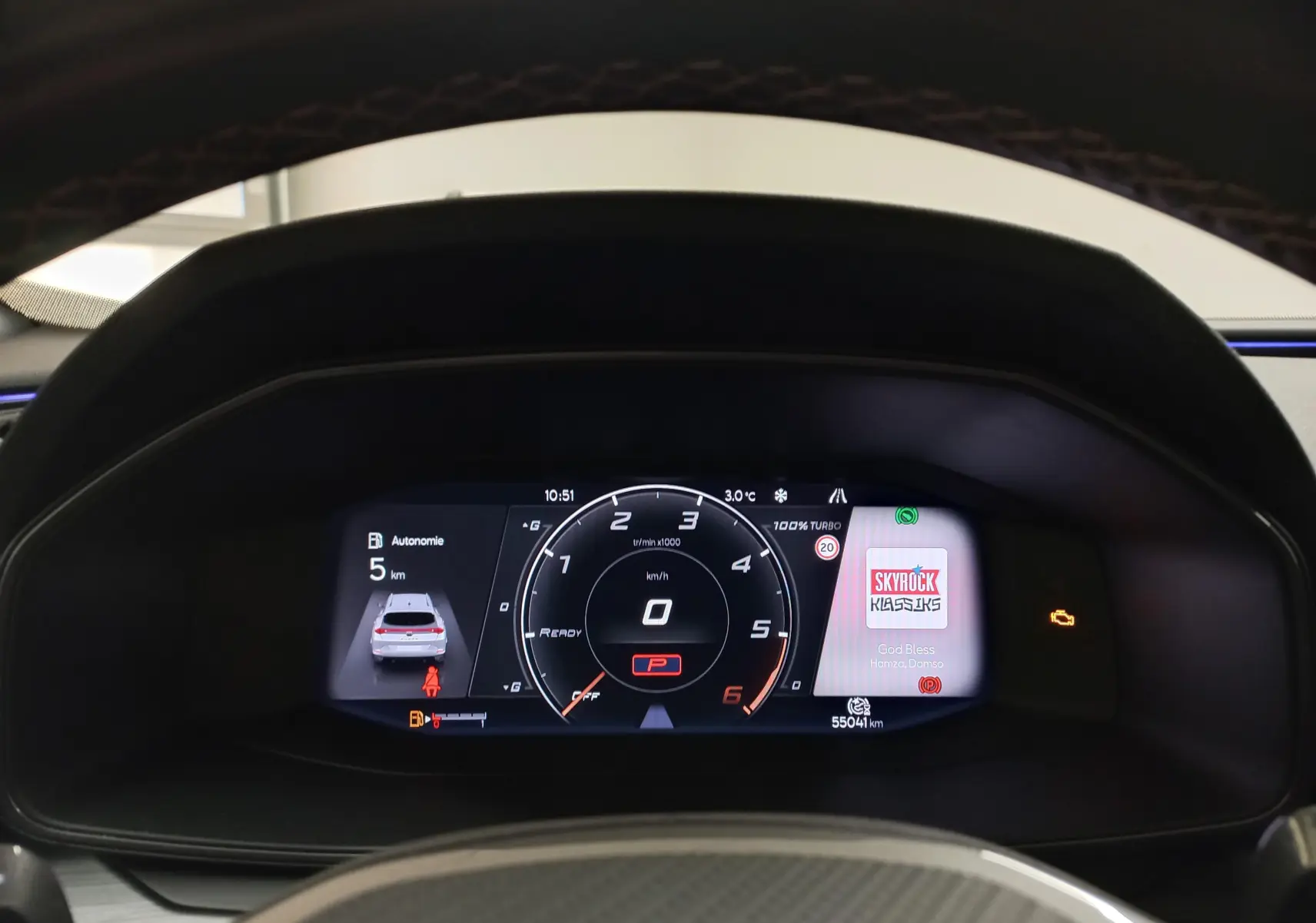 Vue du tableau de bord numérique de la CUPRA Formentor 2023, affichage clair avec compte-tours et informations de conduite.