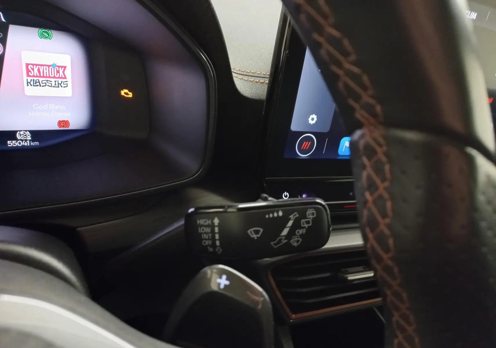 Gros plan sur le tableau de bord et volant avec surpiqûres marron du CUPRA Formentor 2023 en Noir Minuit.