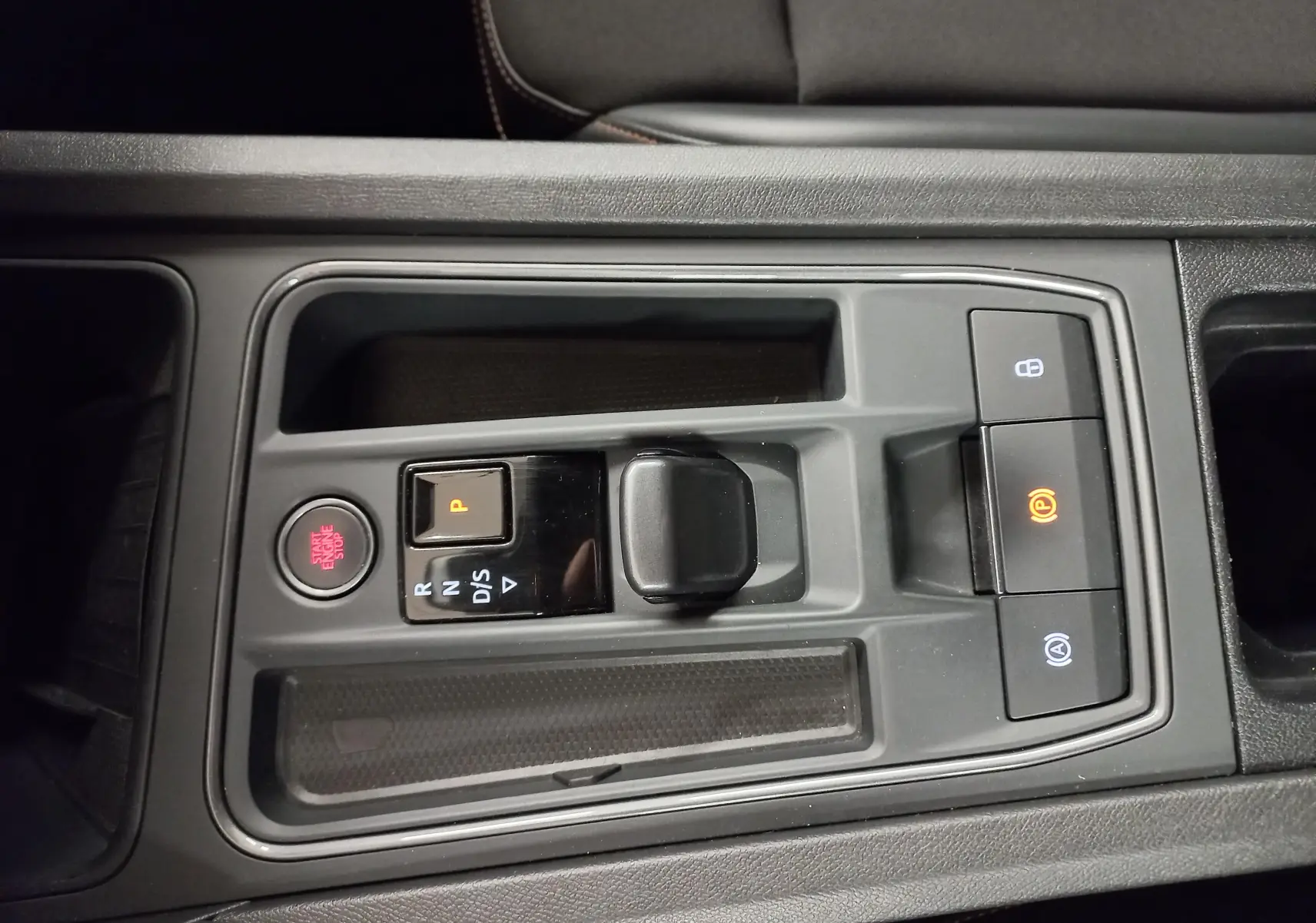 Gros plan sur la console centrale noire du CUPRA Formentor 2023 avec sélecteur de boîte auto et bouton start/stop rouge.