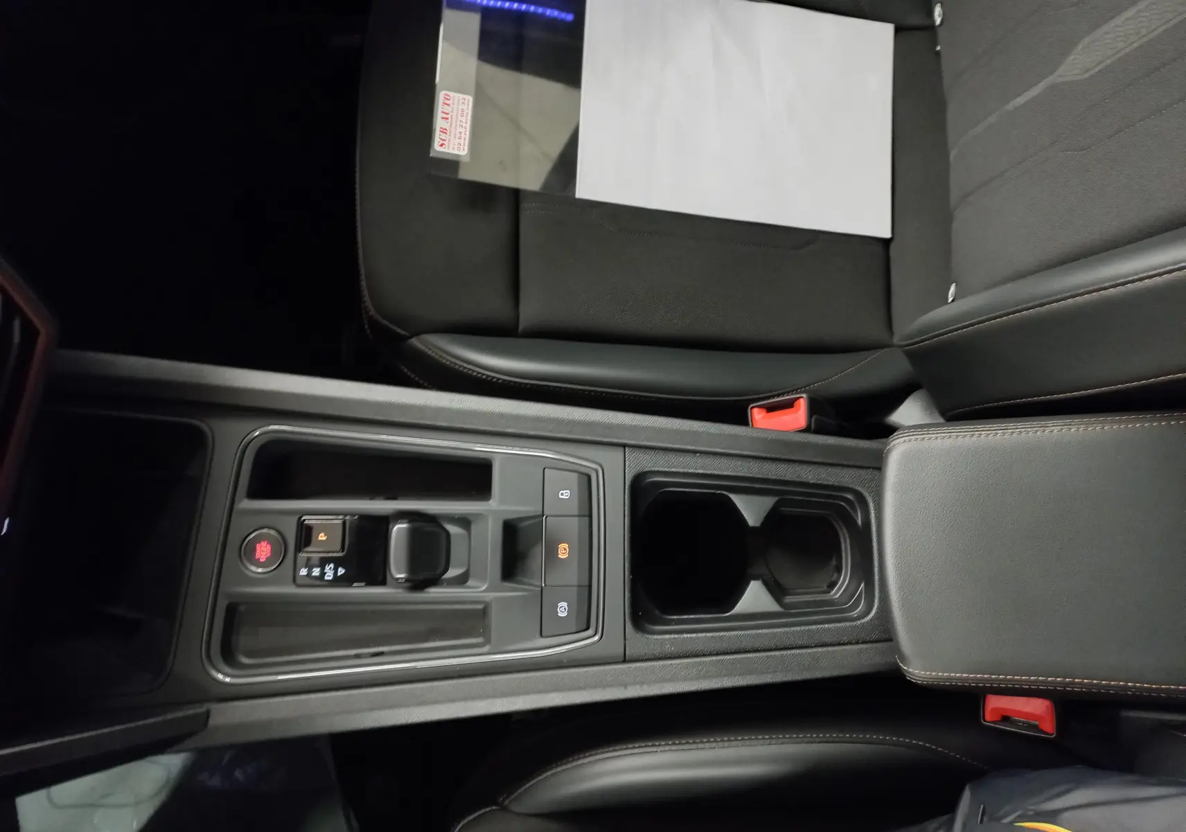 Vue plongeante sur la console centrale noire du CUPRA Formentor 2023 avec levier de vitesse automatique et accoudoir cuir.