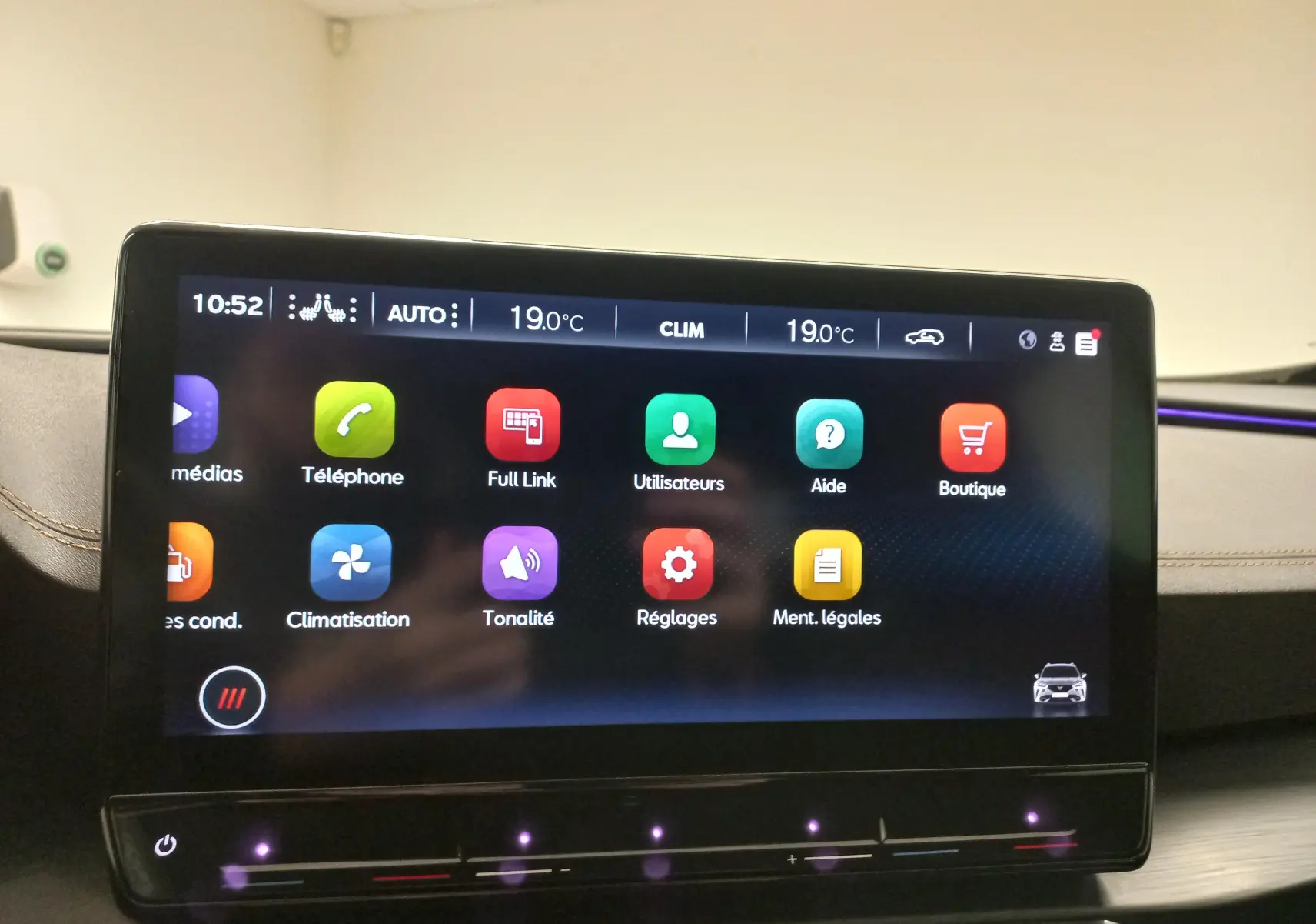 Écran tactile central du tableau de bord de la CUPRA Formentor 2023 avec interface colorée et éclairage d'ambiance violet.