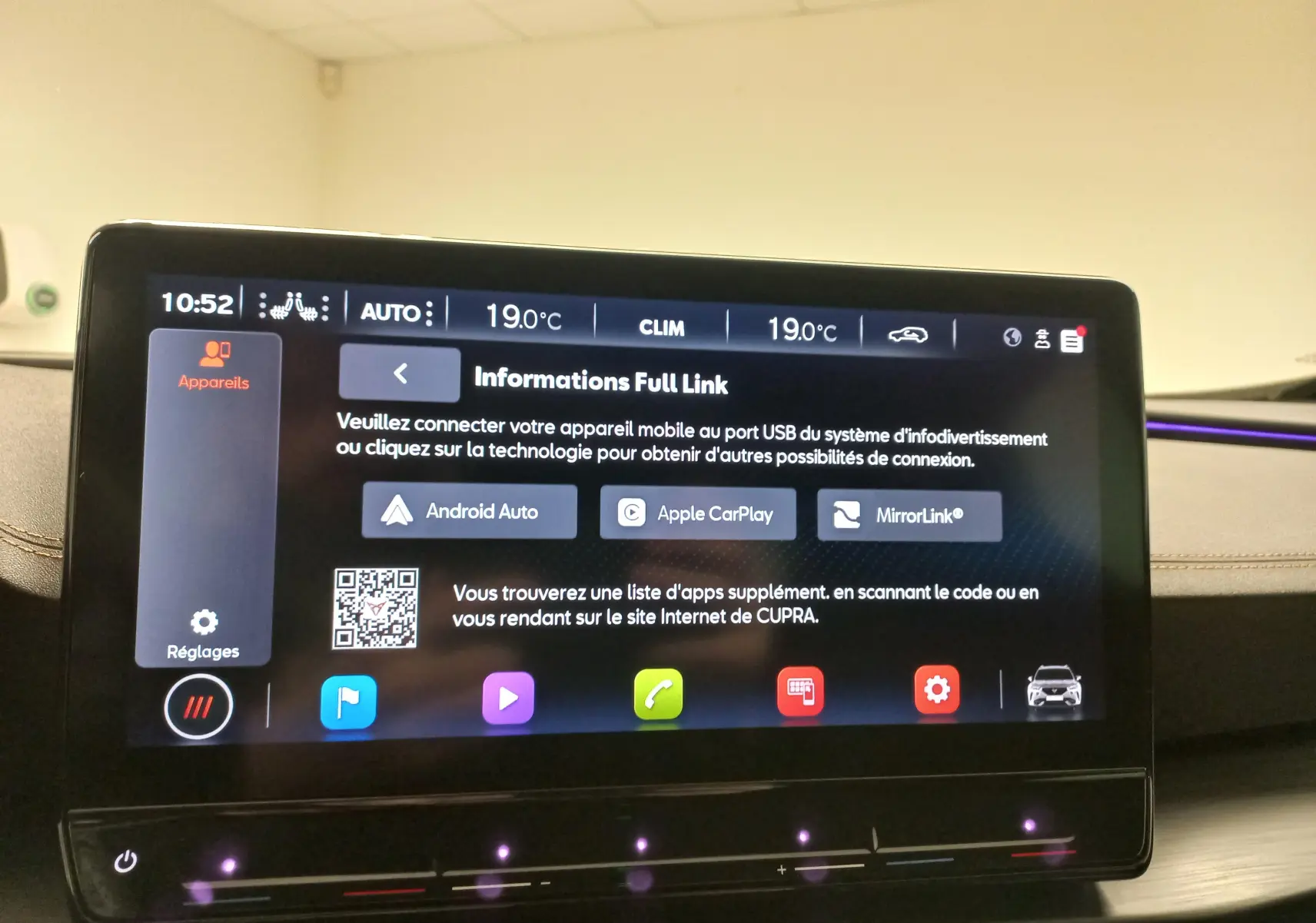 Écran tactile central affichant les options de connectivité Android Auto, Apple CarPlay et MirrorLink dans un CUPRA Formentor 2023.