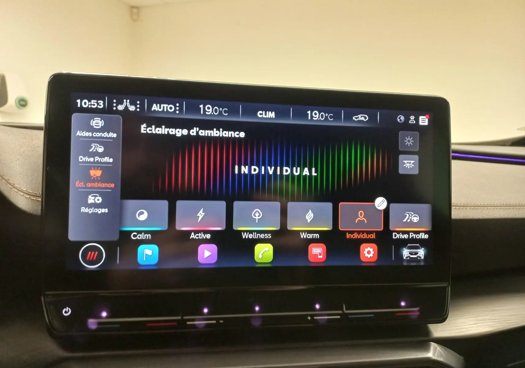 Écran tactile intérieur du CUPRA Formentor 2023 affichant le réglage d’éclairage d’ambiance multicolore en mode Individual.