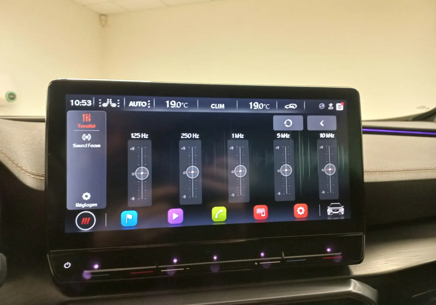 Écran tactile central du tableau de bord de la CUPRA Formentor 2023 avec éclairage d'ambiance violet visible.