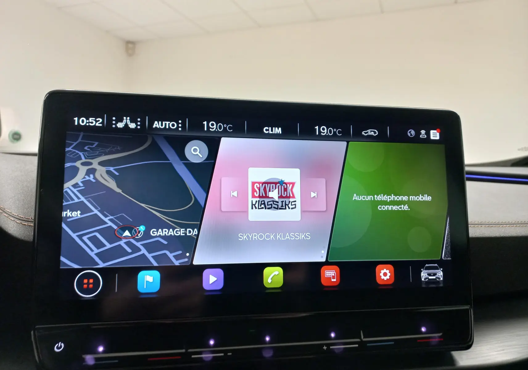 Écran tactile central du tableau de bord du CUPRA Formentor 2023 avec interface multimédia et navigation affichée.