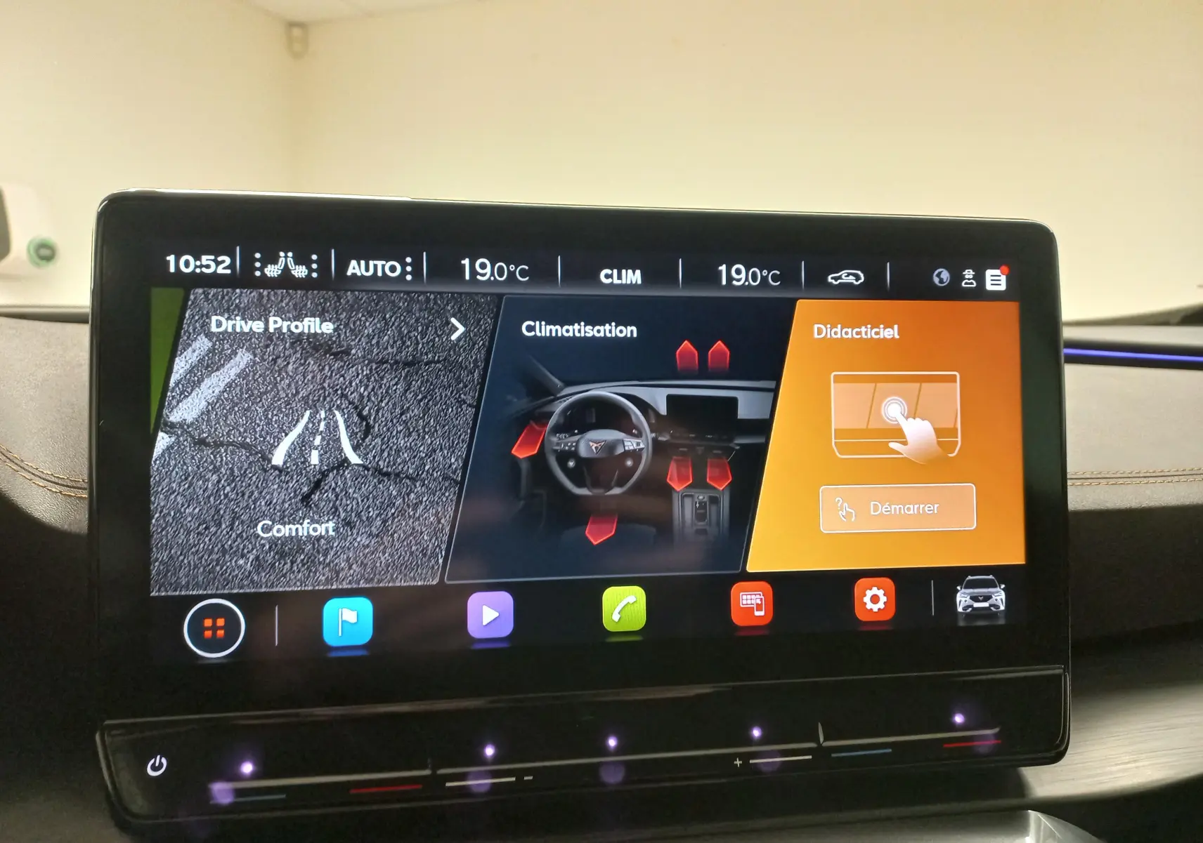 Écran tactile intérieur du CUPRA Formentor 2023 affichant les réglages de climatisation et profil de conduite.