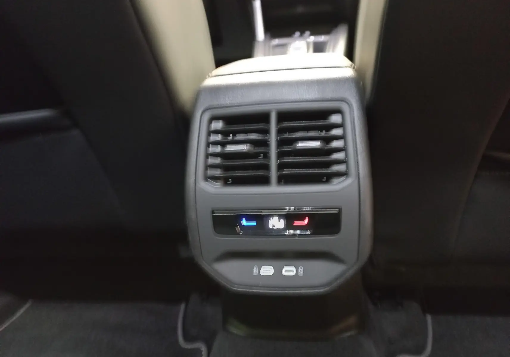 Vue rapprochée de la console arrière du CUPRA Formentor 2023 noir minuit, avec commandes climatisation et ports USB.