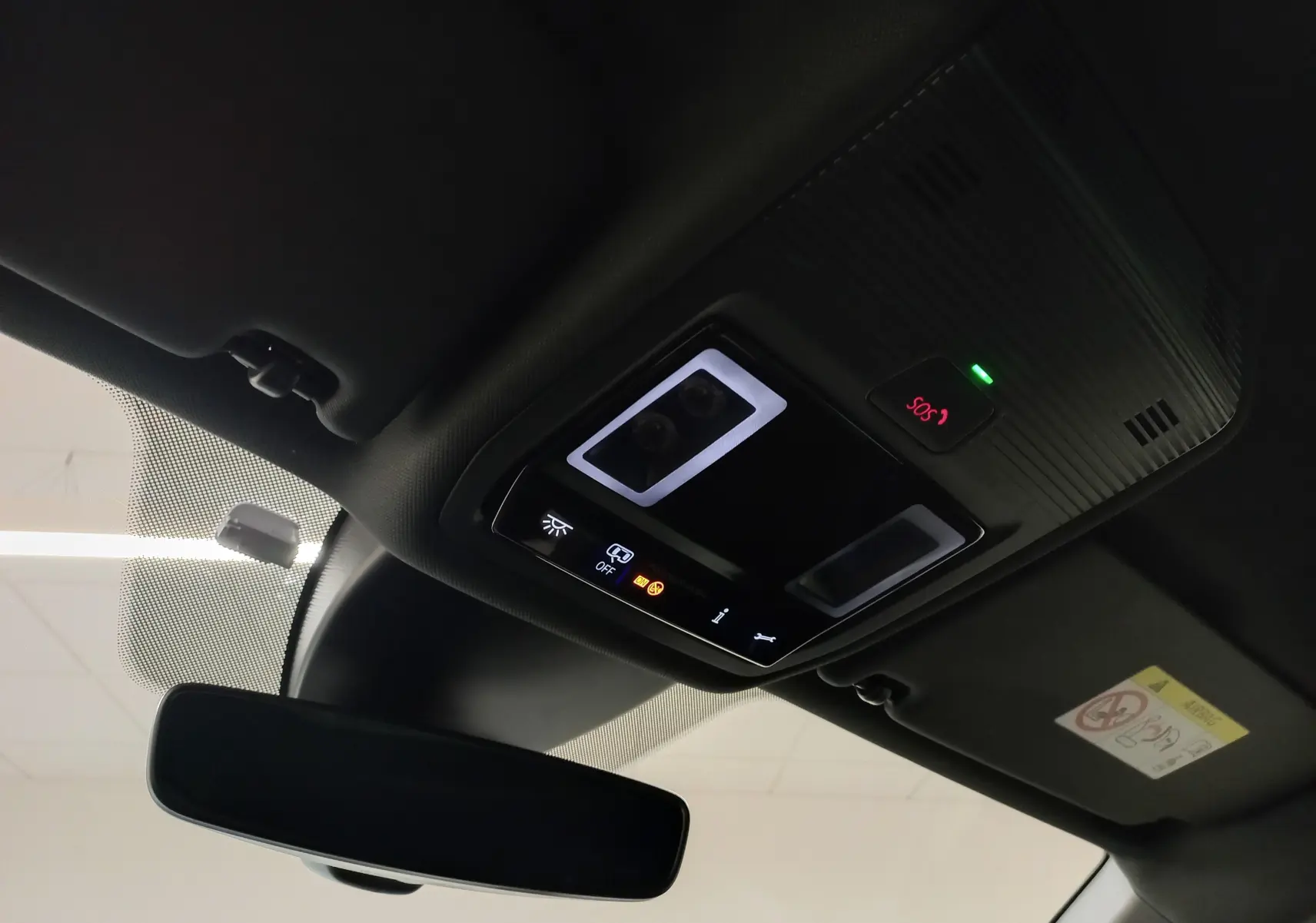 Vue intérieure du plafonnier avec éclairage d'ambiance et bouton SOS, dans une CUPRA Formentor Noir Minuit 2023.