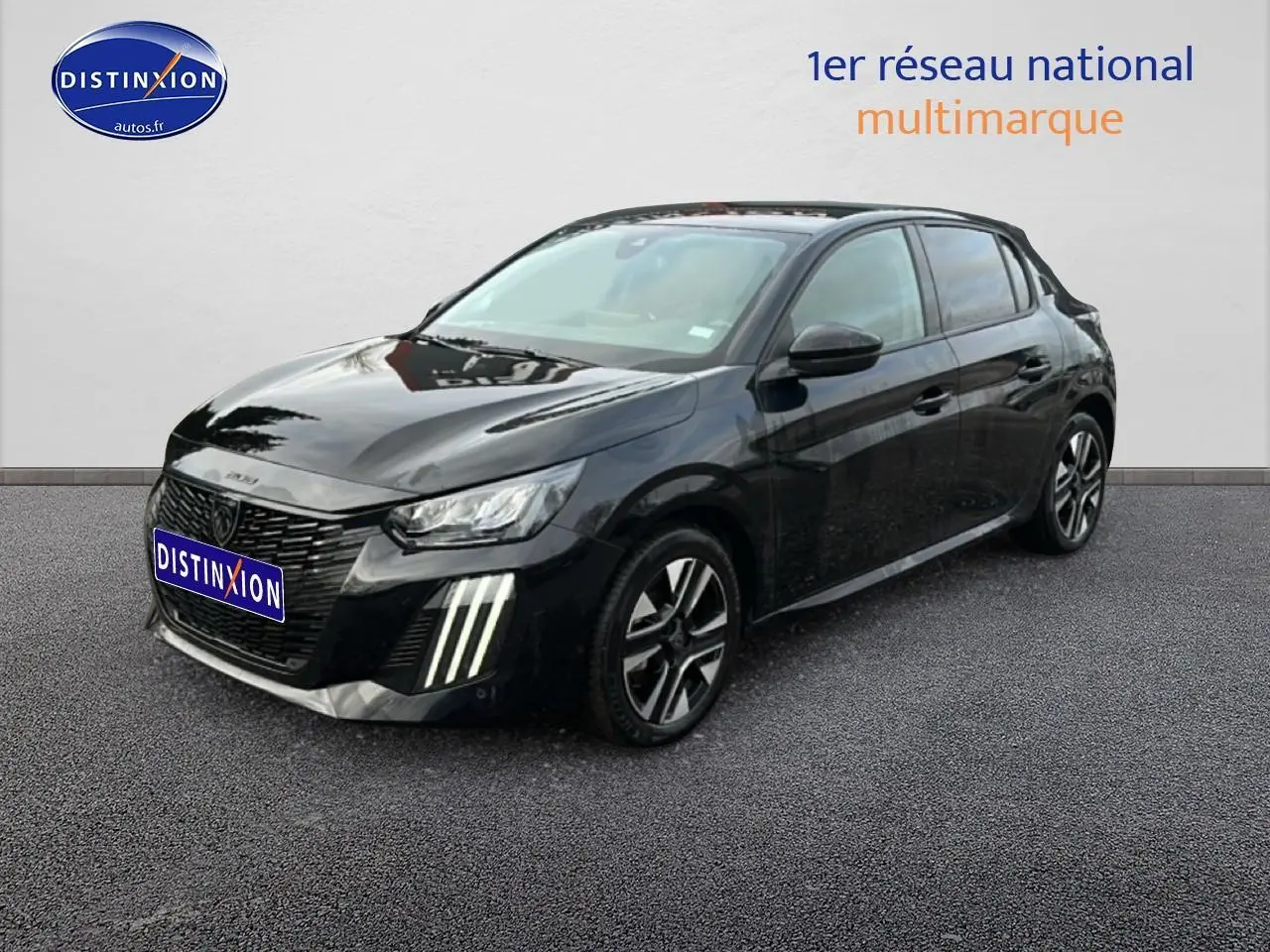 Peugeot 208 noire vue en 3/4 avant droit avec feux LED distinctifs et jantes alliage.