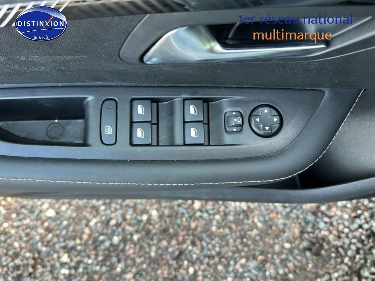 Vue rapprochée des commandes des vitres et rétroviseurs sur la porte côté gauche d'une Peugeot 208 noire 2024.